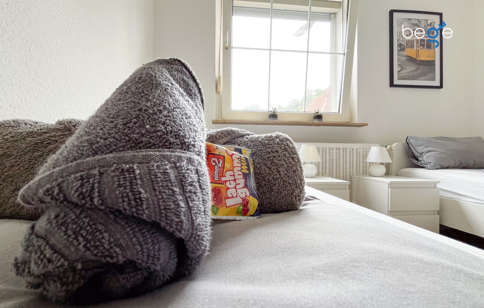 Schlafzimmer 1 mit zwei Einzelbetten, Sitzecke und Smart TV