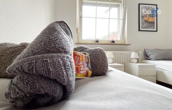 Schlafzimmer 1 mit zwei Einzelbetten, Sitzecke und Smart TV