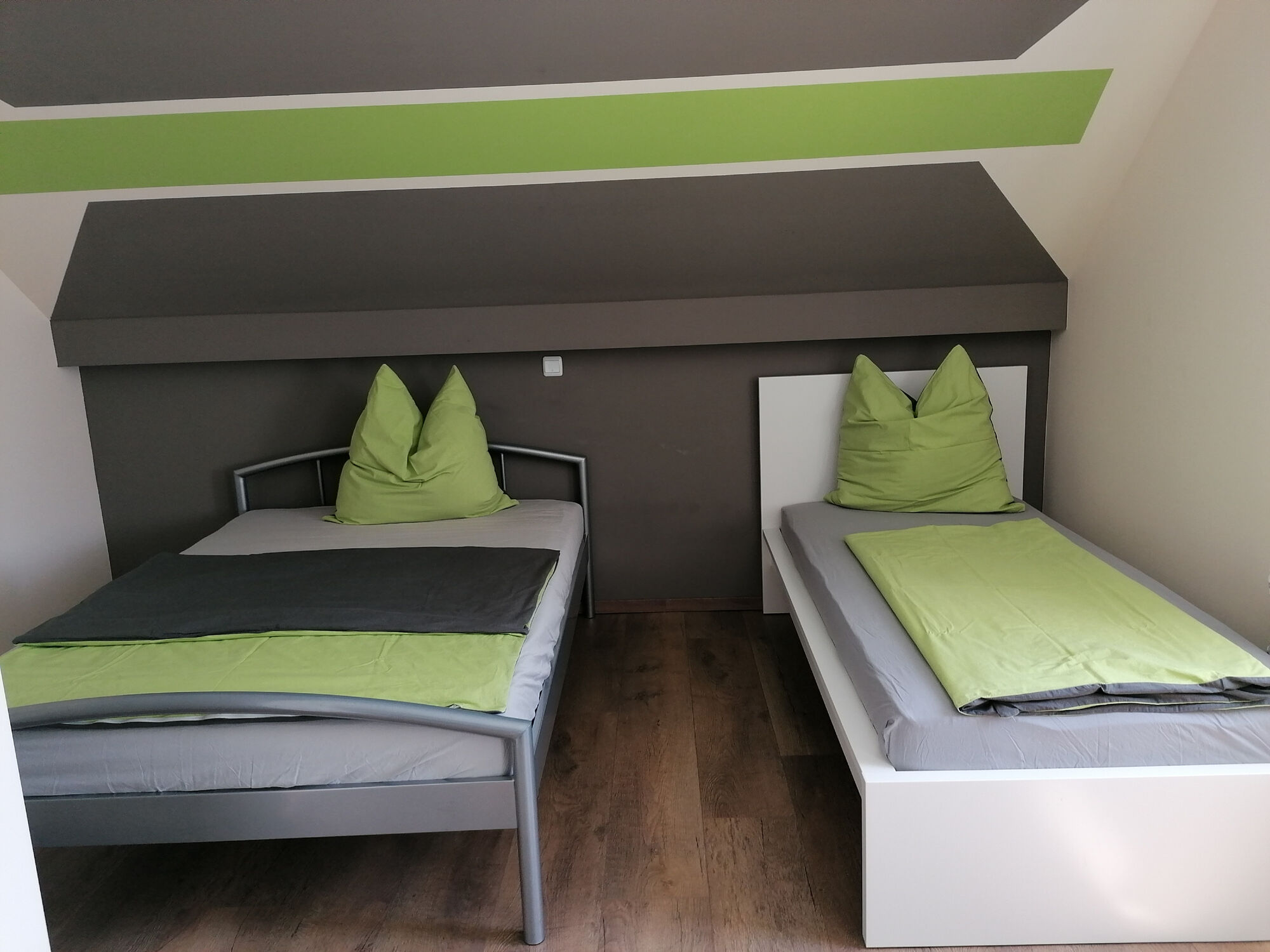 Zimmer 1 (1,40m Bett, 90cm Bett)