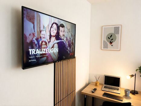 Schlafzimmer 1 TV Netflix Arbeitstisch