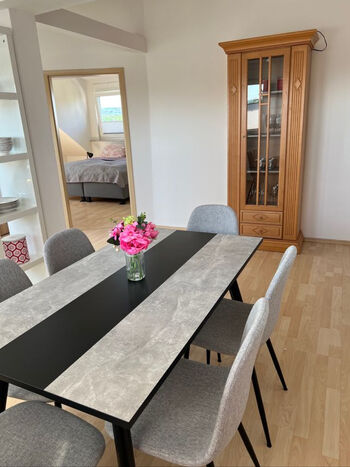 Esstisch - Blick in Schlafzimmer 1
