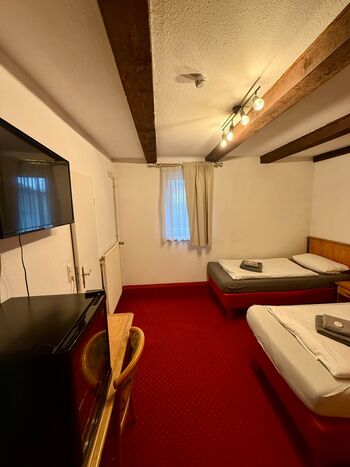 Pension Üfinger Hof – direkt am Industriegebiet Bild 2