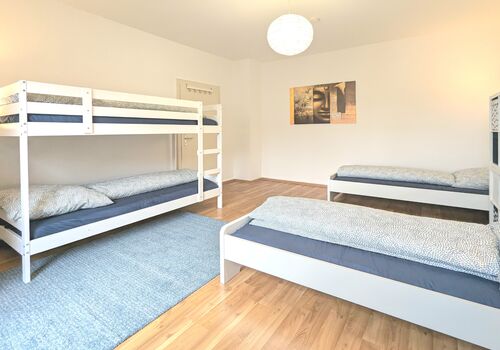 Das Schlafzimmer mit zwei Einzelbetten 90 x 200cm und ein Etagenbett 90 x 200cm.