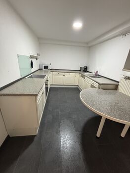 Vollausgestattete große Wohnung mit Terrasse und Parkplatz