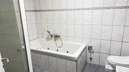 Große Wohnung mit Garten Bild 5