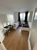 Schlafzimmer mit zwei Einzelbetten und Tisch