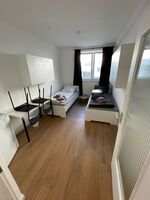 Schlafzimmer mit zwei Einzelbetten