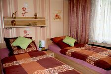 Zimmer B: als Einzel- ,Doppelzimmer (optional mit Aufbettung)