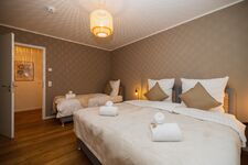 Schlafzimmer mit drei Einzelbetten 