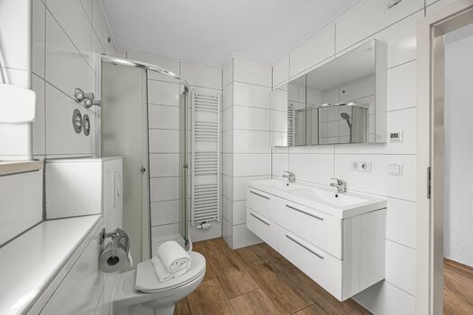Hygienisches Bad mit Dusche und WC