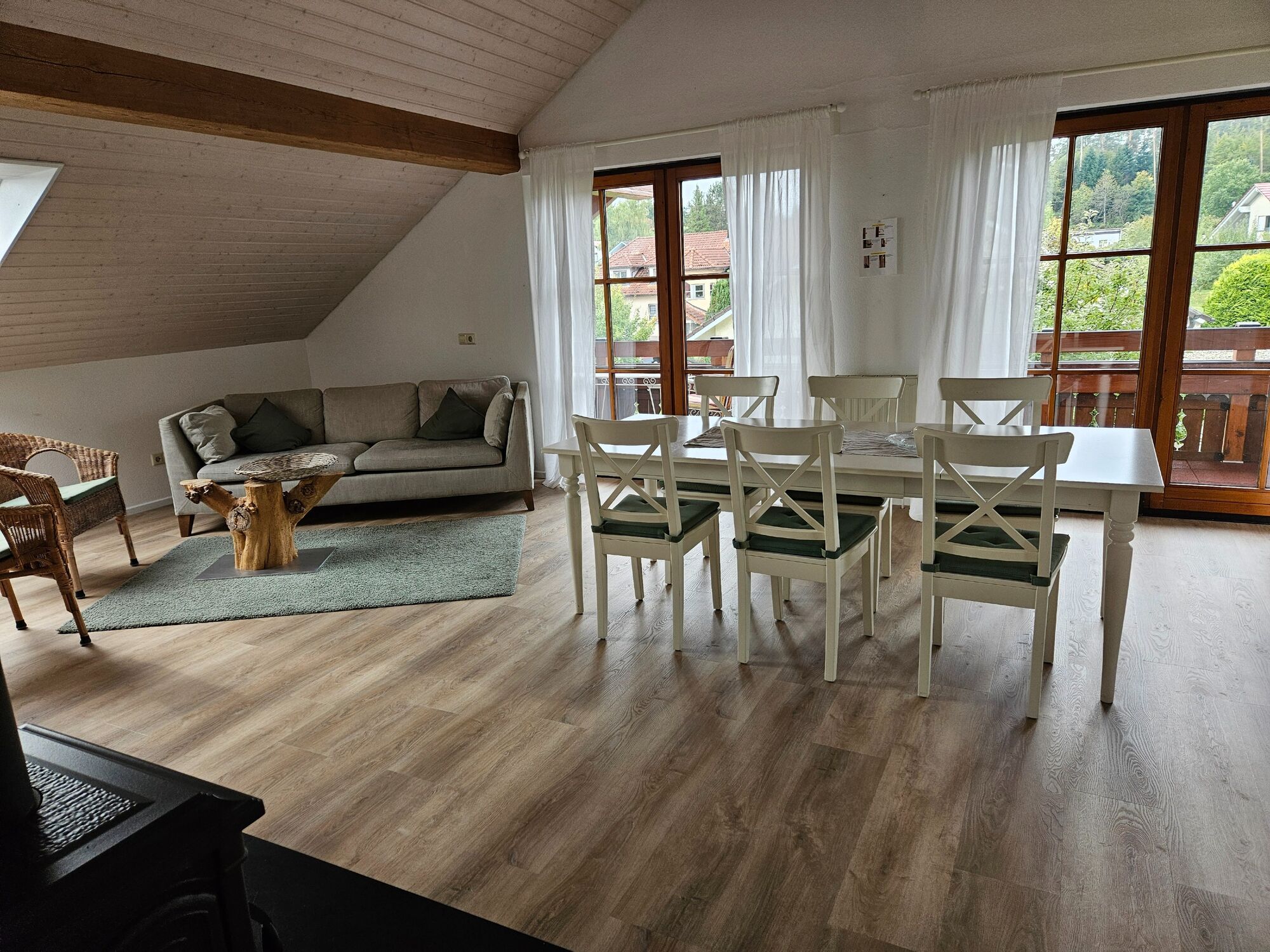 Großes Wohnzimmer mit Essbereich 