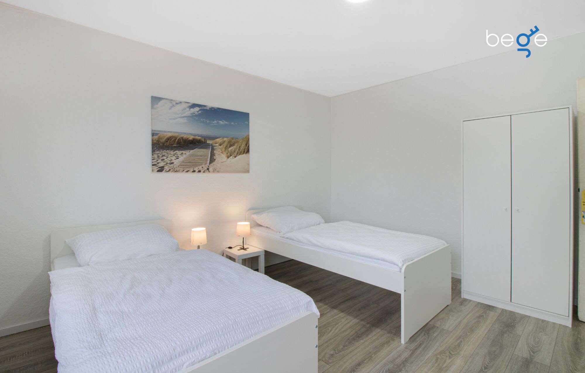 Schlafzimmer 1 mit zwei Einzelbetten, Sitzecke und Smart TV