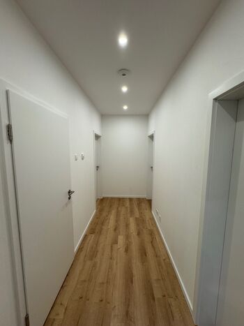 Große geräumige Flure, Dekoration und Schuhschränke kommen.