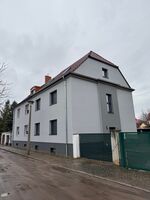 Blick von außen, Pflaster und Tor in Arbeit. 