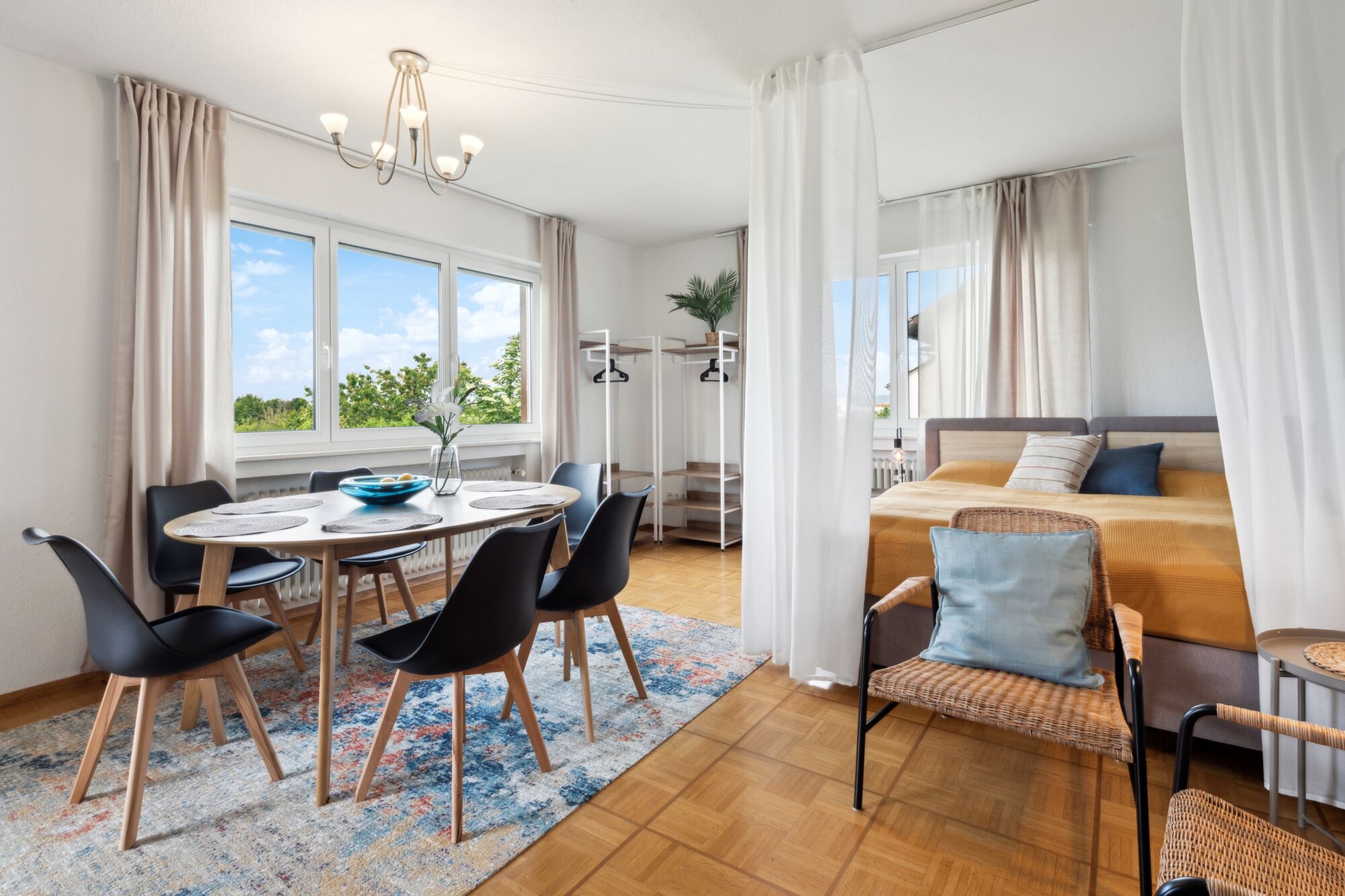 Wohn-/Esszimmer mit Schlafmöglichkeit