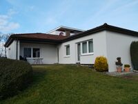 Freistehendes Gästehaus im Grünen mit Terasse und ausreichend Parkplätzen am Haus.