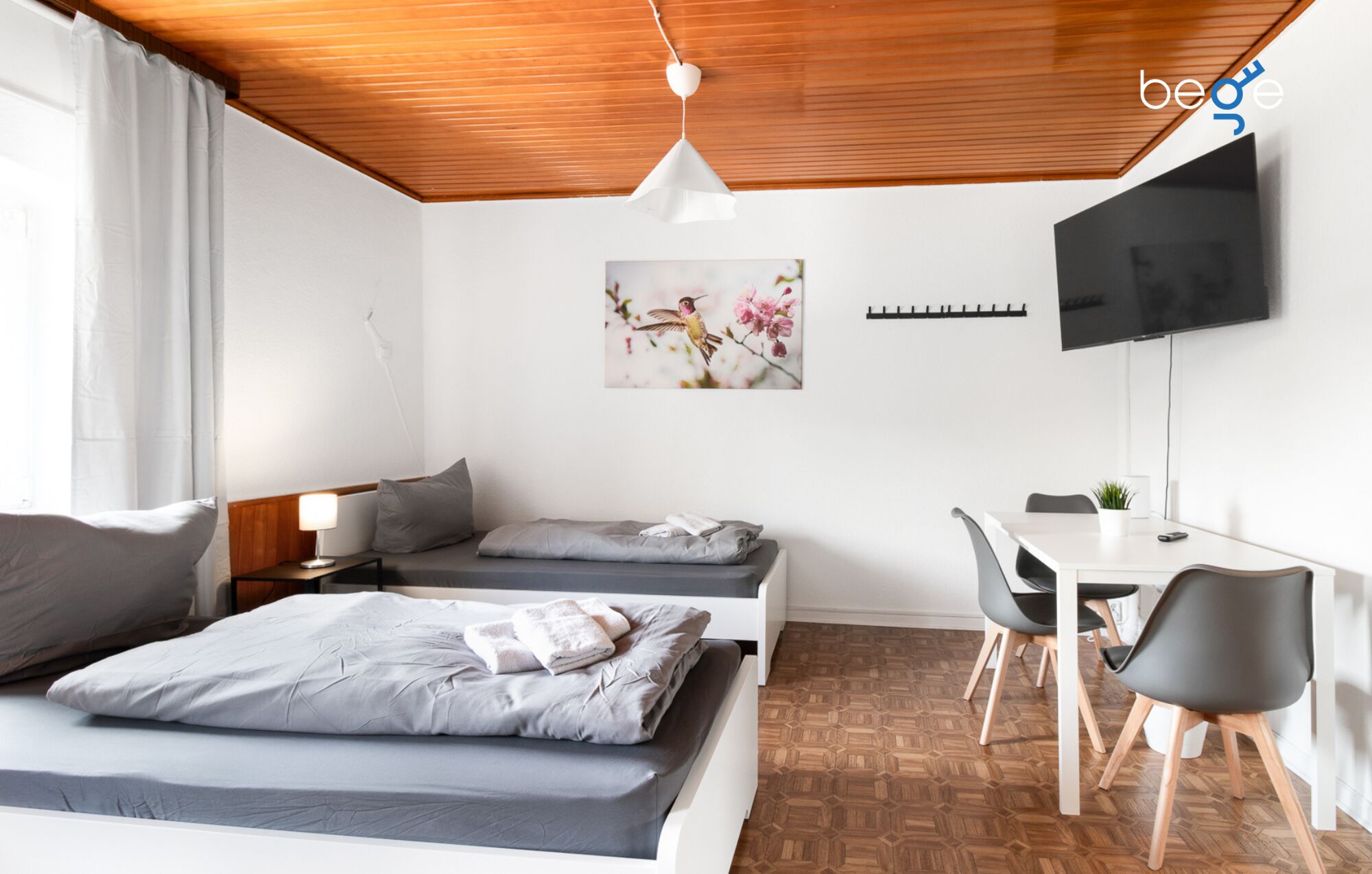 Schlafzimmer 1 mit drei Einzelbetten, Sitzecke und Smart TV