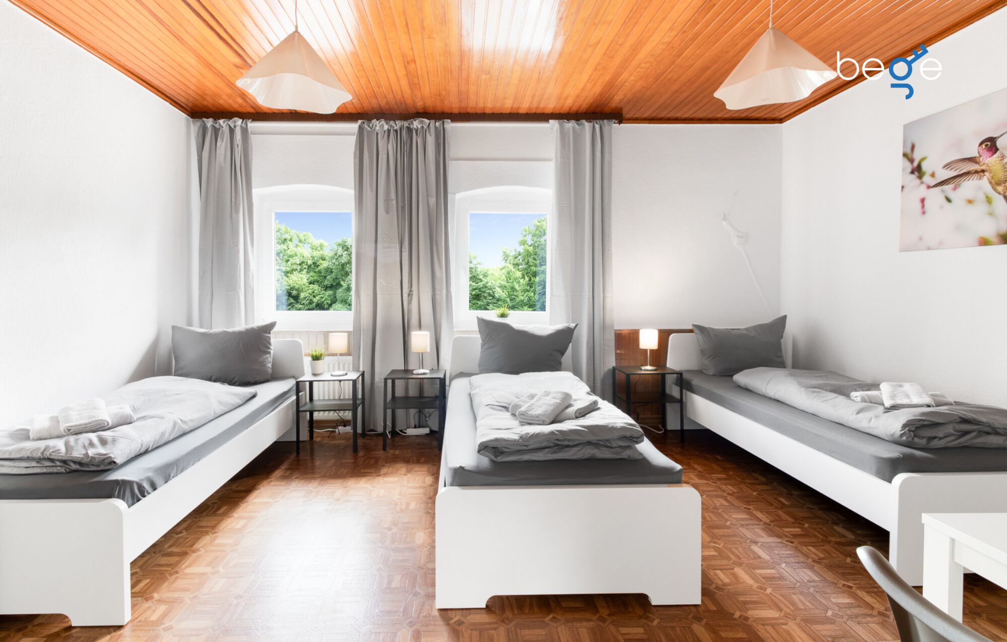 Schlafzimmer 1 mit drei Einzelbetten, Sitzecke und Smart TV