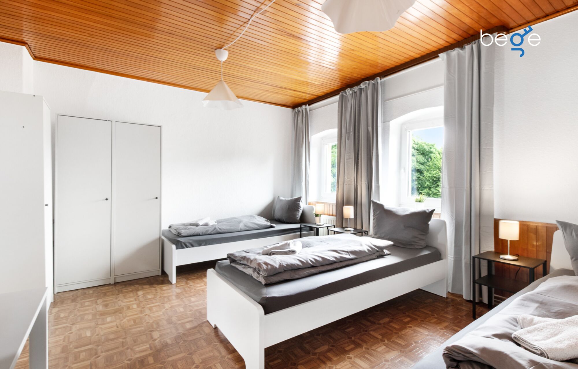 Schlafzimmer 1 mit drei Einzelbetten, Sitzecke und Smart TV