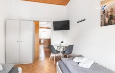 Schlafzimmer 2 mit zwei Einzelbetten, Sitzecke und Smart TV