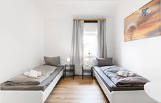 Schlafzimmer 3 mit zwei Einzelbetten, Sitzecke und Smart TV