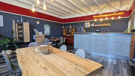 Essbereich mit voll ausgestatteter Küche