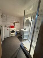 Bad kleine Wohnung mit Waschmaschine Trockner