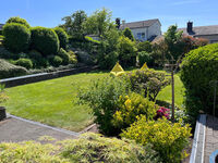 großzügige Terrasse in schöner Gartenanlage