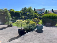 großzügige Terrasse in schöner Gartenanlage