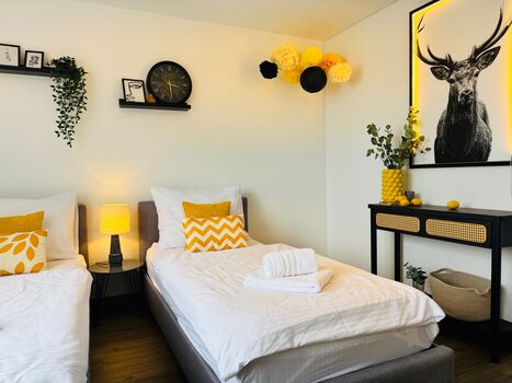 Black&Yellow Apartment Bielefeld