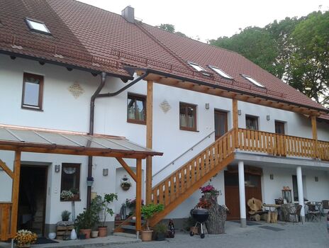 Voll ausgestattete Wohnung in ruhiger Lage / Dachgeschoss