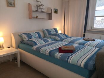 Schlaf- und Wohnraum mit Doppelbett