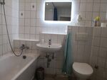 Bad mit Wanne und Duschvorhang