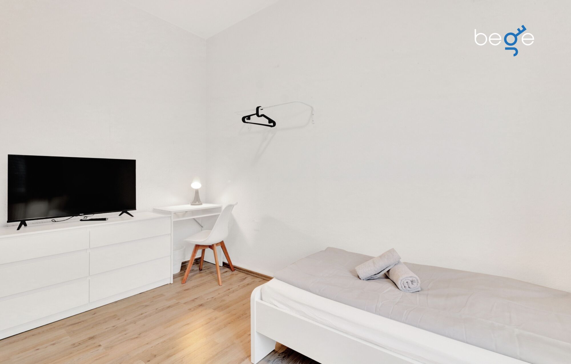Schlafzimmer 1 mit zwei Einzelbetten, Sitzecke und Smart TV 