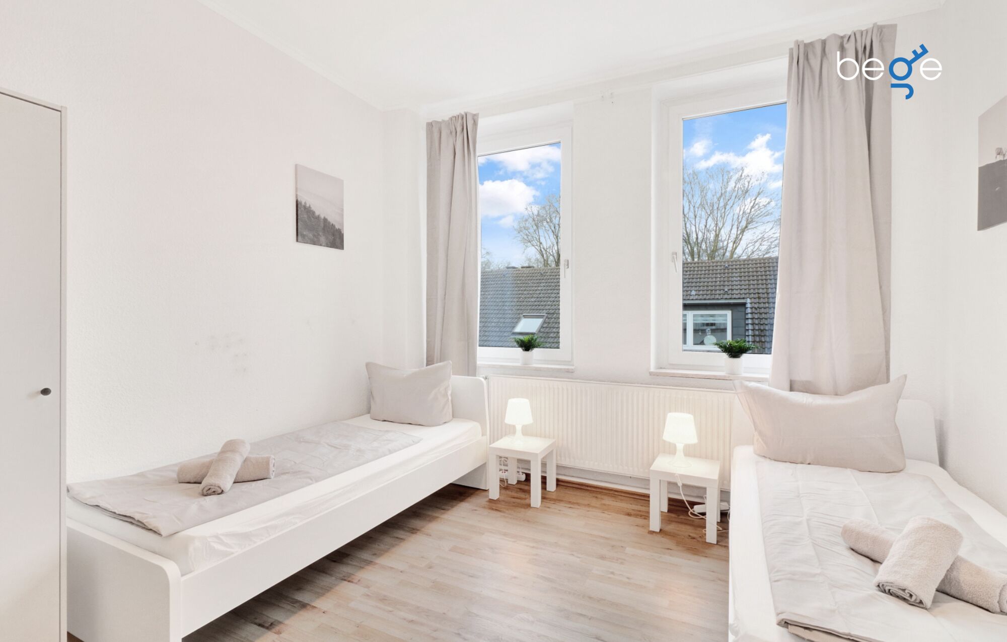 Schlafzimmer 1 mit zwei Einzelbetten, Sitzecke und Smart TV 