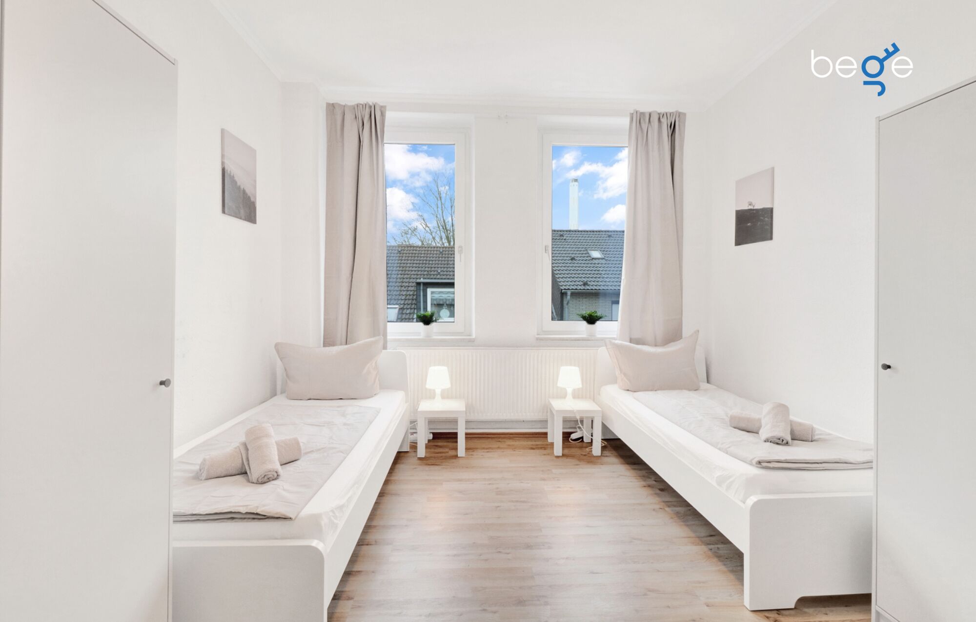 Schlafzimmer 1 mit zwei Einzelbetten, Sitzecke und Smart TV 