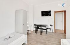 Schlafzimmer 2 mit zwei Einzelbetten, Sitzecke und Smart TV 