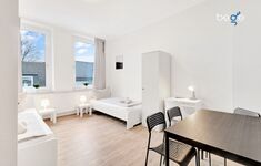Schlafzimmer 2 mit zwei Einzelbetten, Sitzecke und Smart TV 