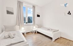 Schlafzimmer 2 mit zwei Einzelbetten, Sitzecke und Smart TV 