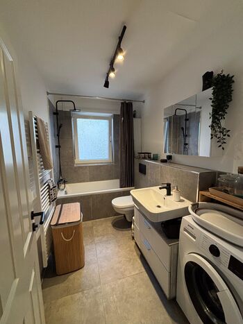 Moderne und hochwertig möblierte Wohnung mit Balkon Bild 5