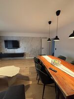 Moderne und hochwertig möblierte Wohnung mit Balkon Bild 1