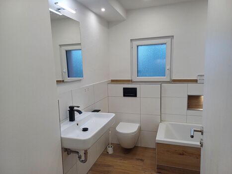 Kernsanierte neu möblierte EG-Wohnung, 4 DZ mit Einzelbetten Bild 5