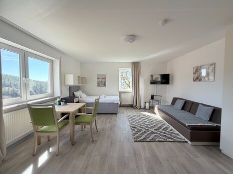 Am Autobahnkreuz A70/A9 in Alleinlage