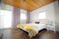 Schlafzimmer mit Wasserbett und Südbalkon