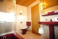 Badezimmer v. großen Schlafzimmer: DU/WC/Badewanne