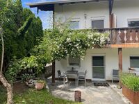 Oben Balkon. Unten Essbereich vom innenliegenden Garten mit Grillmöglichkeit