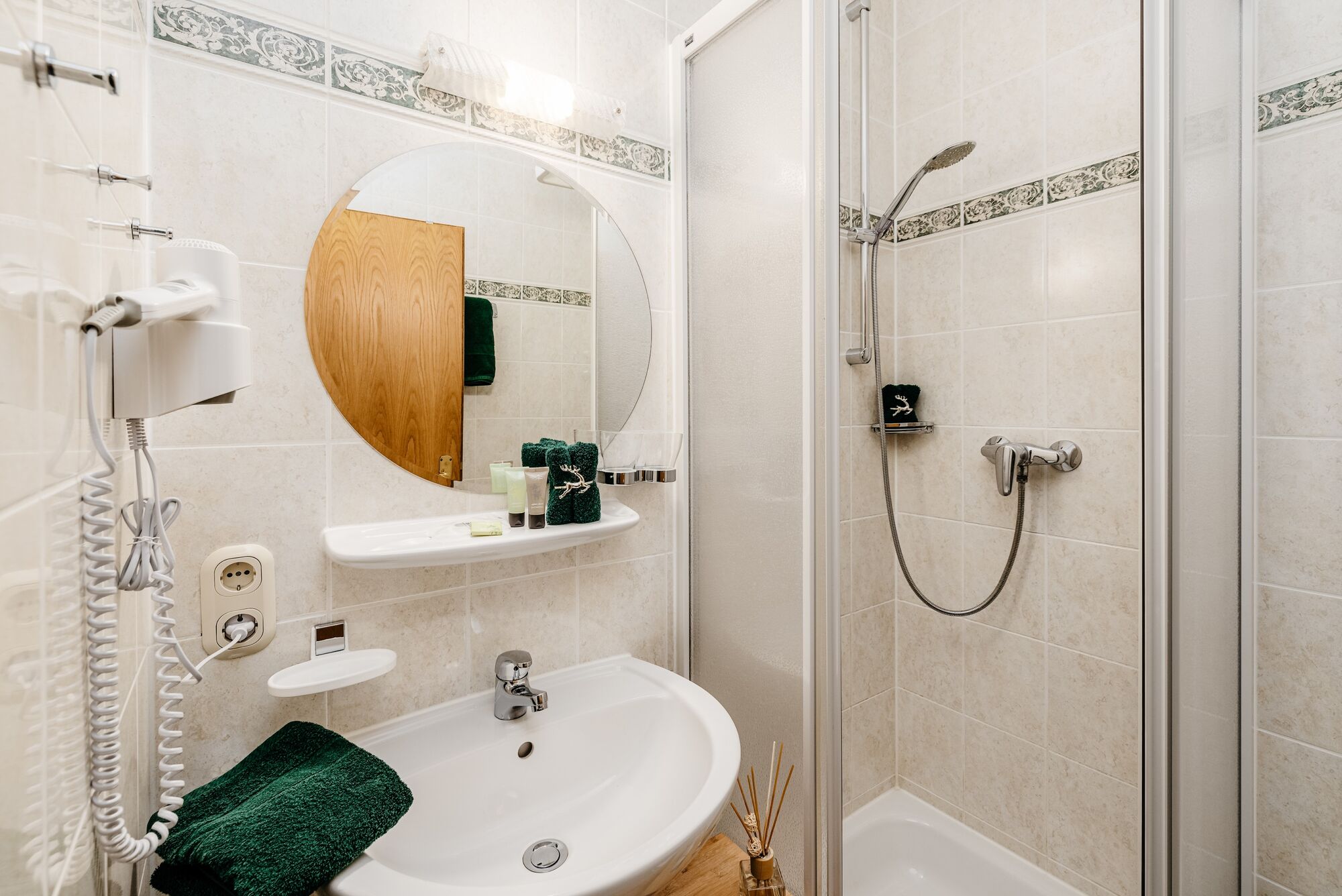 Bad mit Dusche und WC