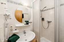 Bad mit Dusche und WC