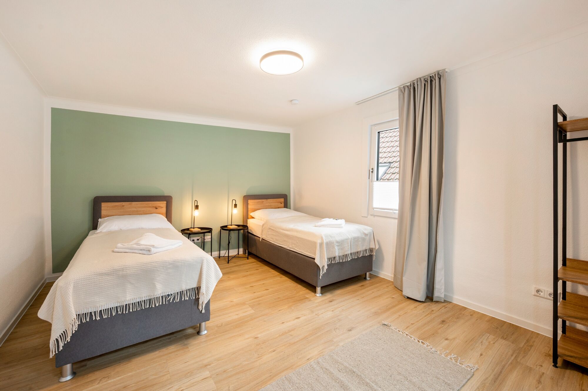 Schlafzimmer mit zwei Einzelbetten