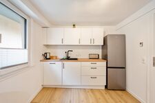 Großer Kühlschrank mit Spülmaschine, Toaster und Wasserkocher